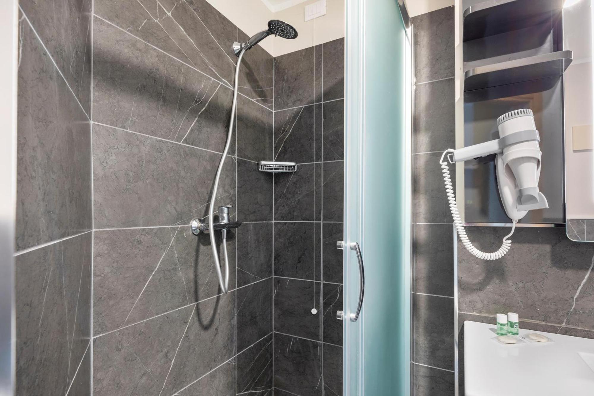 B&B Hotel Roma Fiumicino Aeroporto Fiera 2 Bagian luar foto